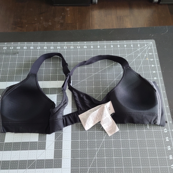 Under Armour black zip front sports bra 34a sewn in cups! - Picture 4 of 4
